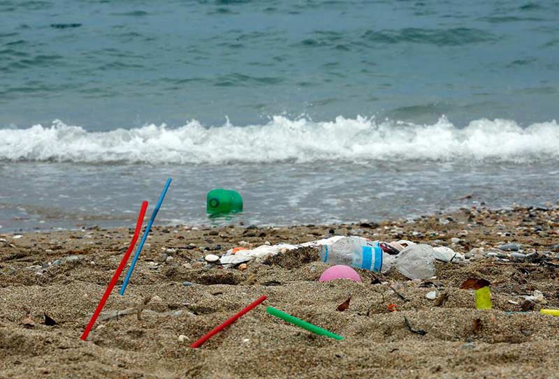 dndtravel-plastic-in-beaches